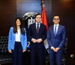 وزيرا الاستثمار والتنمية يلتقيان وزير التجارة الدولية السويدي لبحث سبل التعاون 