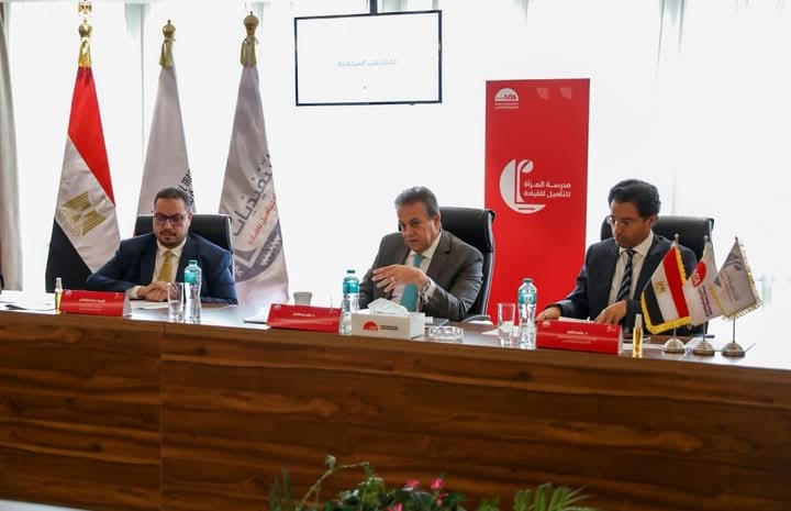 وزير الصحة يترأس إحدى لجان اختبارات القبول لبرنامج "المرأة تقود للتنفيذيات" 