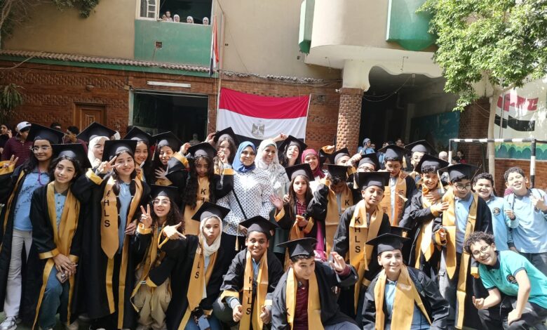 فرحة الأطفال بالتخرج في المرحلة الابتدائية.