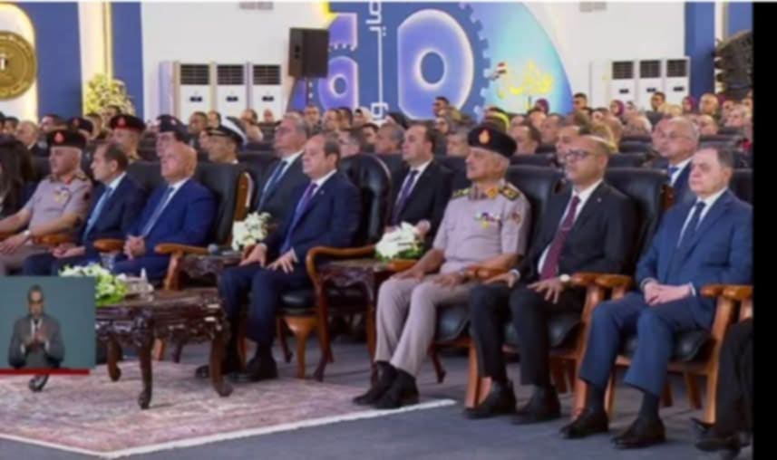 " عمال السويس يحتفلون بعيدهم مع السيد الرئيس"