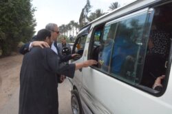 محافظ الغربية يتفقد شوارع كفر المحروق ويوقف سيارة أجرة بنفسه لحماية حقوق المواطنين 