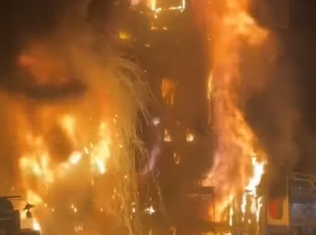 حريق هائل بمطعم سيتي كريب بمصر الجديده وإخلاء السكان من العقار المجاور