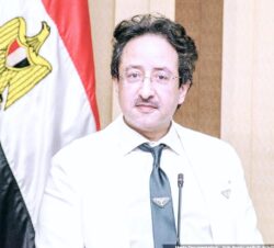 رئيس جامعة طنطا يهنىء الدكتور محمود سليم لحصوله على لقب الطبيب المثالي على مستوى الجمهورية