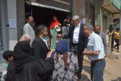محافظ الغربية يتفقد شوارع كفر المحروق ويوقف سيارة أجرة بنفسه لحماية حقوق المواطنين 