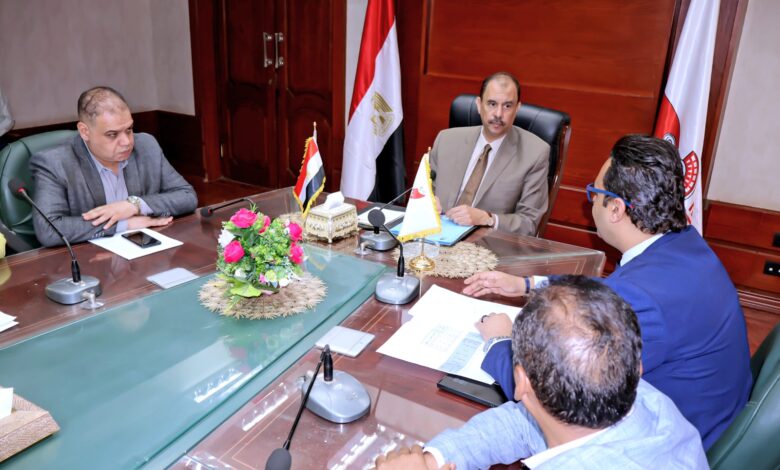 محافظ سوهاج يعقد اجتماعا لبحث عدد من الملفات بقطاع الصحة
