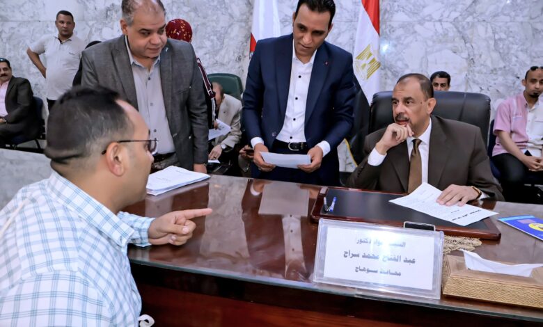 محافظ سوهاج يعقد اللقاء الجماهيري الأسبوعي للاستماع إلى شكاوى وطلبات المواطنين