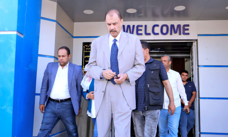 محافظ سوهاج يتفقد معرض تسويق المنتجات الحرفية
