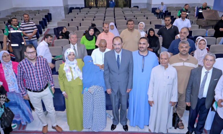 محافظ سوهاج يسلم تأشيرات وتذاكر الحج للفائزين بقرعة حج الجمعيات الأهلية