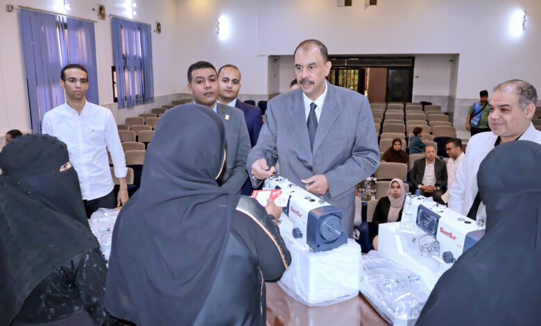 محافظ سوهاج يسلم ماكينات خياطة للسيدات الأولى بالرعاية