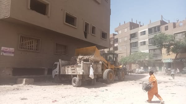 الشطوري ... تكثيف أعمال النظافه ورفع مستجدات القمامه اليوميه بقطاعات وشوارع حي غرب المختلفه