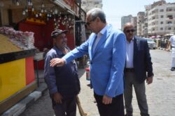 محافظ الغربية في جولة ميدانية سيراً على الأقدام داخل قرى وأحياء طنطا