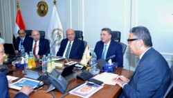 وزير التموين يبحث مع رئيس مجلس إدارة شركة الزيوت المستخلصة سبل تعزيز الإنتاج