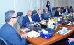وزير التموين يبحث مع رئيس مجلس إدارة شركة الزيوت المستخلصة سبل تعزيز الإنتاج