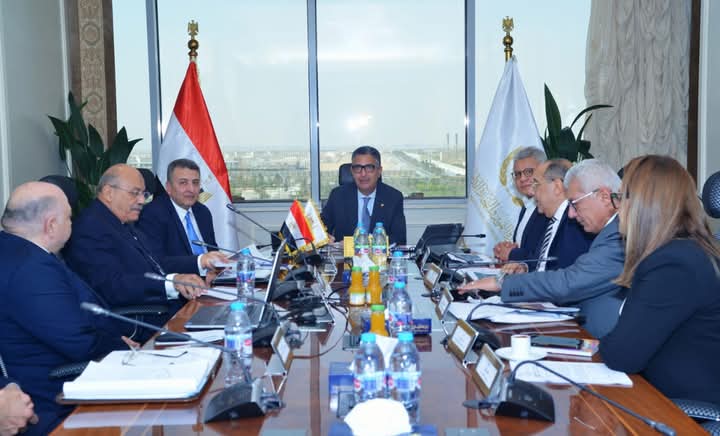 وزير التموين يبحث مع رئيس مجلس إدارة شركة الزيوت المستخلصة سبل تعزيز الإنتاج