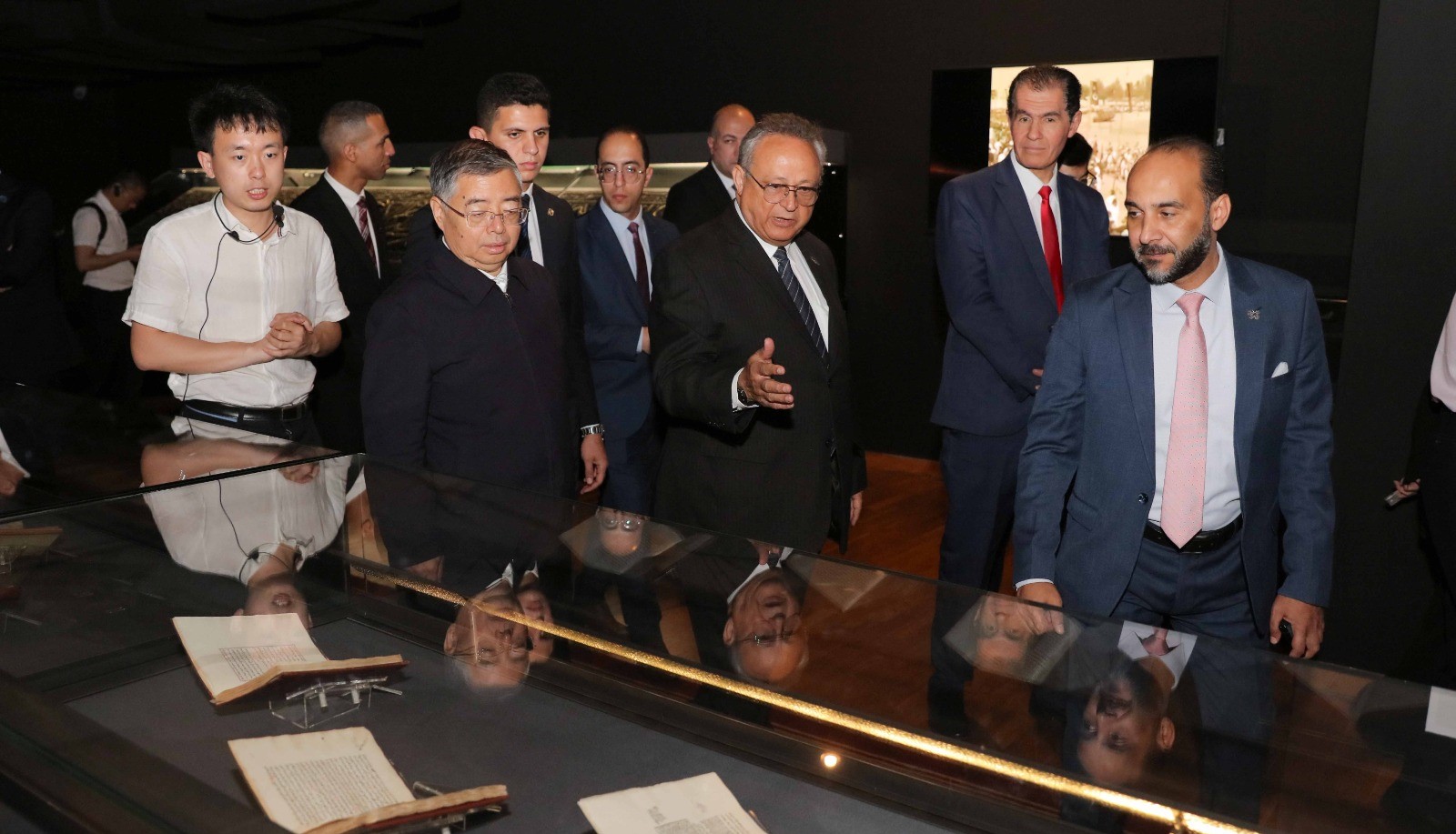 عضو المكتب السياسي للجنة المركزية للحزب الشيوعي الصيني لي شولي يزور مكتبة الإسكندرية