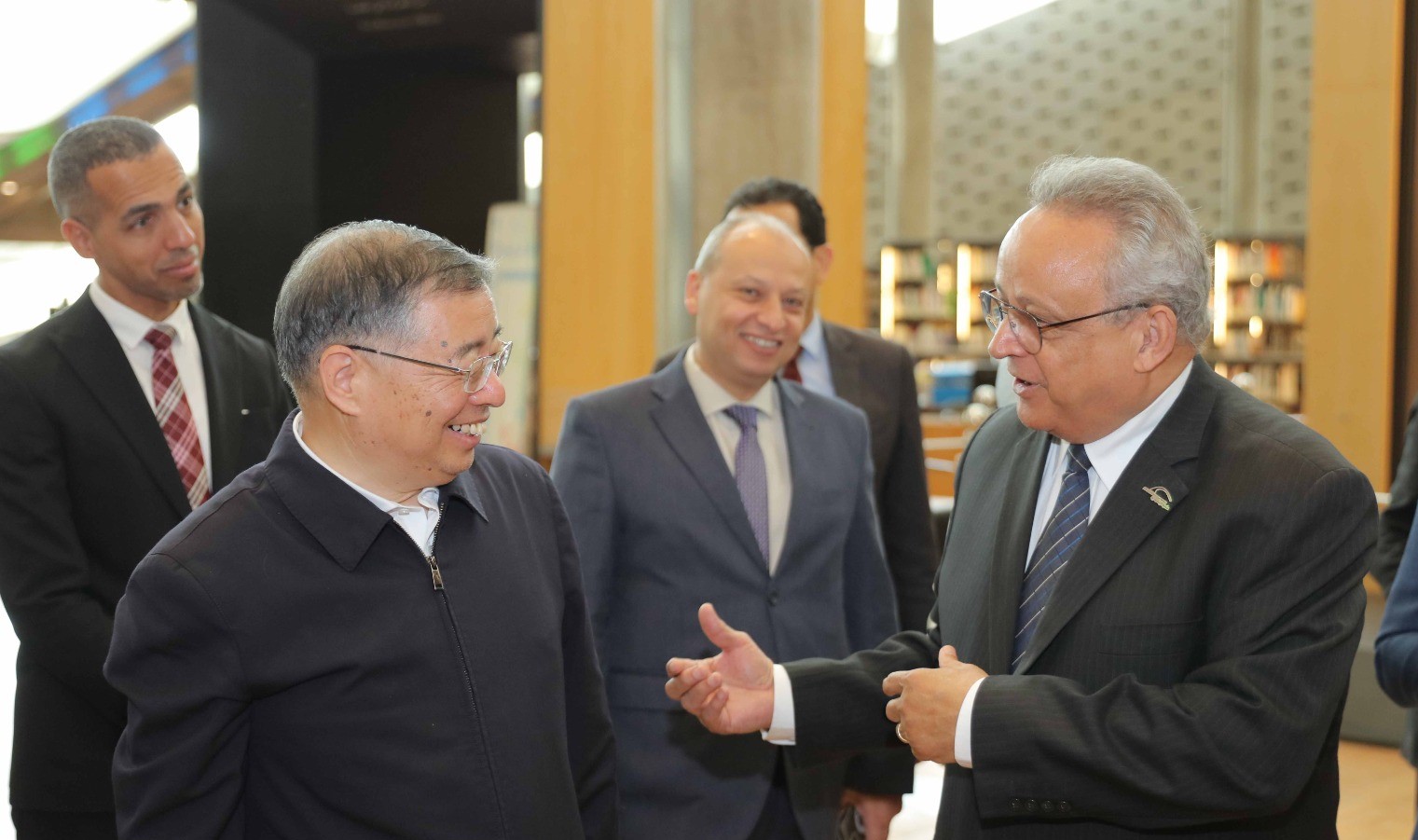 عضو المكتب السياسي للجنة المركزية للحزب الشيوعي الصيني لي شولي يزور مكتبة الإسكندرية