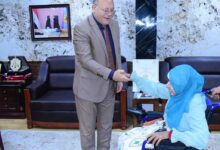 جامعة سوهاج تمنح ٢ كرسي كهربائي متحرك لطالب وطالبة
