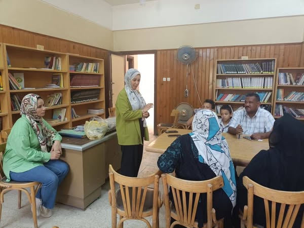 دور المرأة في الحفاظ على صناعة النسيج اليدوي بقصر ثقافة الكوثر