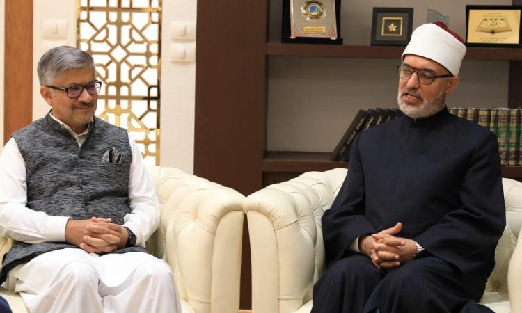 شيخ الأزهر يبحث مع سفير باكستان بالقاهرة سبل تعزيز التعاون العلمي والدعوي
