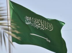 السعودية تمدد تأشيرات الزيارة المنتهية خلال 30 يومًا.