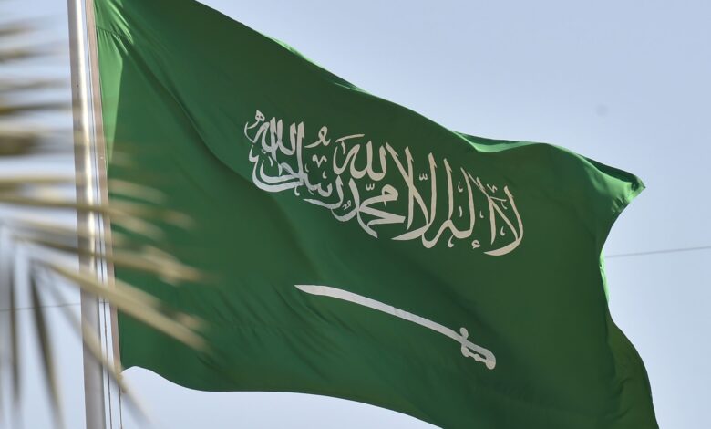 السعودية تمدد تأشيرات الزيارة المنتهية خلال 30 يومًا.