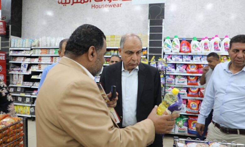 محافظ المنيا يطمئن على توافر المخزون الاستراتيجي للسلع الأساسية
