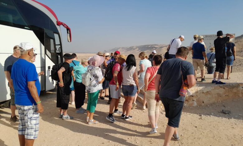 وفود أجنبية من جنسيات مختلفة تزور المناطق الأثرية والمعالم السياحية بالمنيا