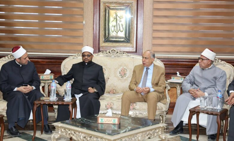 محافظ المنيا يلتقي بالأمين العام لمجمع البحوث الإسلامية لبحث تفعيل مبادرة “من أحياها” لمواجهة ظاهرة الثأر