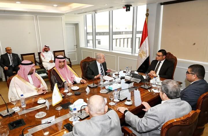 وزير الإسكان يستقبل وفدا من وزارتي "الاستثمار" و"البلديات والإسكان" بالمملكة العربية السعودية