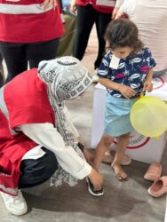 الهلال الأحمر يوزع ملابس العيد على أطفال الأسر الفلسطينية والمصرية الأكثر احتياجًا