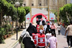 الهلال الأحمر يوزع ملابس العيد على أطفال الأسر الفلسطينية والمصرية الأكثر احتياجًا