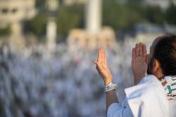 حجاج بيت الله الحرام يتوافدون إلى جبل الرحمة