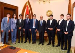 وزير الخارجية والهجرة يلتقي بمجموعة من الطلاب في الجامعات بالمملكة المتحدة
