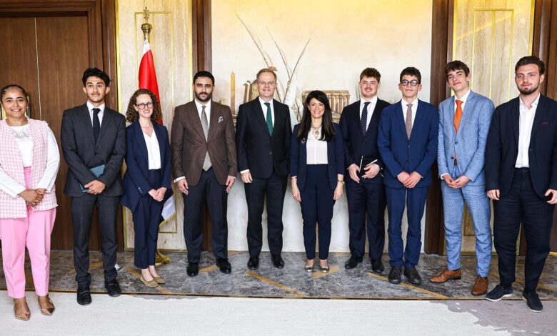 وزيرة التخطيط والتنمية تلتقي بمجموعة من طلاب كبرى الجامعات بالمملكة المتحدة