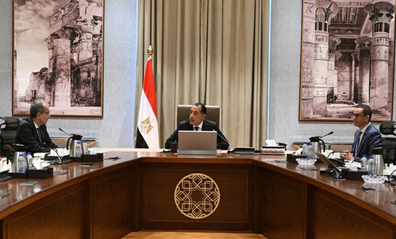 رئيس الوزراء يستعرض خطوات تنفيذ برنامج الطروحات الحكومية بقطاع الاتصالات
