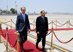 رئيس الوزراء يستقبل نظيره الصربي في مطار القاهرة الدولي