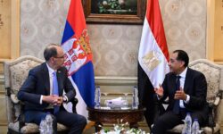 رئيس الوزراء يستقبل نظيره الصربي في مطار القاهرة الدولي
