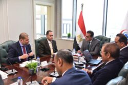 وزير الصحة يعقد إجتماعًا لمتابعة الموقف التنفيذي لمكينة منظومة التأمين الصحي