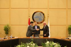كامل الوزير يشهد توقيع عقد بناء سفينتين للصب الجاف بين شركة الملاحة الوطنية وترسانة هانتونج الصينية