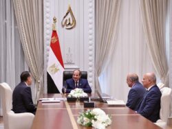 الرئيس السيسي إجتمع اليوم بمدينة العلمين مع مدبولي،ومحمود عصمت وزير الكهرباء والطاقة 