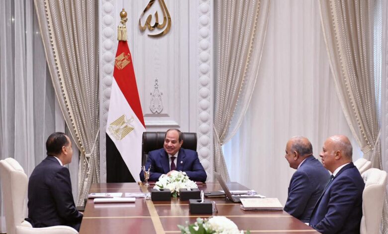 الرئيس السيسي إجتمع اليوم بمدينة العلمين مع مدبولي،ومحمود عصمت وزير الكهرباء والطاقة
