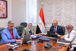 العمل: يوجه أعضاء المكاتب بالخارج للتواصل مع الشركات لتوفير فرص عمل للشباب