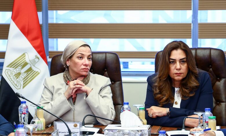 اجتماع مشترك بين وزارتي البيئة والتنمية المحلية لمتابعة تحصيل رسوم منظومة المخلفات