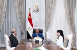 الرئيس السيسي إجتمع مع الحفني وزير الطيران المدني وسهير عبد الله رئيسة شركة مصر في العلمين