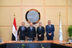 وزير الصناعة يشهد توقيع عقد ترخيص شركة رحلة رايدز لتنظيم خدمات النقل البري 