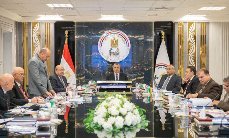 وزير الانتاج الحربي يترأس لجنة تقييم اختيار القيادات العليا بالوزارة