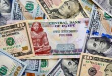 اسعار العملات مقابل الجنيه المصري في مصر اليوم الجمعه 6/6/2025 نستعرض أسعار العملات العربية والأجنبية الرئيسية أمام الجنيه المصري، اليوم الجمعة مشفوعة بأسعار البيع والشراء، في بعض البنوك التجارية. أسعار الدولار لقد تباين سعر الدولار أمام الجنيه المصري اليوم، بالبنوك التجارية والبنك المركزي المصري، مقارنة بأسعار أمس. هبط متوسط ونقدم أسعار الدولار أمام الجنيه المصري وفق آخر تحديثات للبنك المركزي المصري، كالتالي:- أن “متوسط سعر العملة ” في البنك المركزي مقابل الجنيه المصري، كالتالي:- سعر الدولار في البنك المركزي المصري إلى 49.57 جنيه للشراء ونحو 49.70 جنيه للبيع. بالإضافة إلى انخفاض سعر الدولار في بنك مصر إلى 49.60 جنيه للشراء و49.70 جنيه للبيع. بينما انخفض في البنك الأهلي المصري إلى 49.59 جنيه للشراء ونحو 49.69 جنيه للبيع. ووصل سعر الدولار في بنك القاهرة إلى 49.62 جنيه للشراء 49.72 على جنيه للبيع. بينما ارتفاع بنك الإسكندرية إلى 49.67 جنيه للشراء و49.77 جنيه للبيع. وانخفض سعر الدولار في مصرف أبو ظبي الإسلامي إلى 49.67 جنيه للشراء و49.76 جنيه للبيع. وقد هبط متوسط سعر اليورو في البنك المركزي المصري سجل سعر اليورو إلى 56.43 جنيه للشراء و 56.59 جنيه للبيع. بينما ارتفاع سعر الجنيه الاسترليني إلى نحو 67 جنيه للشراء و 67.23 جنيه للبيع. وانخفض سعر الدينار الكويتي عند 161.70جنيه للشراء و162.22 جنيه للبيع. وانخفض سعر الدرهم الإماراتي في البنك المركزي إلى 13.49جنيه للشراء ونحو 13.53جنيه للبيع. كما انخفض سعر الريال السعودي إلى 13.21 جنيه للشراء ونحو 13.25 جنيه للبيع. وسجل سعر الفرنك السويسري في البنك المركزي 60.16 جنيها للشراء و60.35 جنيها للبيع. بينما سجل سعر 10 ين ياباني في المركزي 3,43 جنيه  للشراء 3,44 جنيها للبيع. بينما انخفض اليوان الصيني اليوم إلى 6.89جنيه للشراء ونحو 6.91 جنيه للبيع. اسعار العملات مقابل الجنيه المصري في مصر اليوم الجمعه 6/6/2025