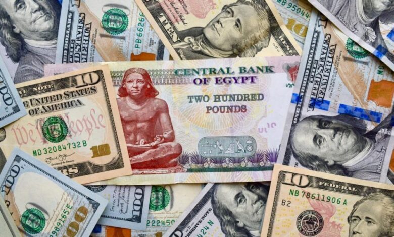 اسعار العملات مقابل الجنيه المصري في مصر اليوم الجمعه 6/6/2025 نستعرض أسعار العملات العربية والأجنبية الرئيسية أمام الجنيه المصري، اليوم الجمعة مشفوعة بأسعار البيع والشراء، في بعض البنوك التجارية. أسعار الدولار لقد تباين سعر الدولار أمام الجنيه المصري اليوم، بالبنوك التجارية والبنك المركزي المصري، مقارنة بأسعار أمس. هبط متوسط ونقدم أسعار الدولار أمام الجنيه المصري وفق آخر تحديثات للبنك المركزي المصري، كالتالي:- أن “متوسط سعر العملة ” في البنك المركزي مقابل الجنيه المصري، كالتالي:- سعر الدولار في البنك المركزي المصري إلى 49.57 جنيه للشراء ونحو 49.70 جنيه للبيع. بالإضافة إلى انخفاض سعر الدولار في بنك مصر إلى 49.60 جنيه للشراء و49.70 جنيه للبيع. بينما انخفض في البنك الأهلي المصري إلى 49.59 جنيه للشراء ونحو 49.69 جنيه للبيع. ووصل سعر الدولار في بنك القاهرة إلى 49.62 جنيه للشراء 49.72 على جنيه للبيع. بينما ارتفاع بنك الإسكندرية إلى 49.67 جنيه للشراء و49.77 جنيه للبيع. وانخفض سعر الدولار في مصرف أبو ظبي الإسلامي إلى 49.67 جنيه للشراء و49.76 جنيه للبيع. وقد هبط متوسط سعر اليورو في البنك المركزي المصري سجل سعر اليورو إلى 56.43 جنيه للشراء و 56.59 جنيه للبيع. بينما ارتفاع سعر الجنيه الاسترليني إلى نحو 67 جنيه للشراء و 67.23 جنيه للبيع. وانخفض سعر الدينار الكويتي عند 161.70جنيه للشراء و162.22 جنيه للبيع. وانخفض سعر الدرهم الإماراتي في البنك المركزي إلى 13.49جنيه للشراء ونحو 13.53جنيه للبيع. كما انخفض سعر الريال السعودي إلى 13.21 جنيه للشراء ونحو 13.25 جنيه للبيع. وسجل سعر الفرنك السويسري في البنك المركزي 60.16 جنيها للشراء و60.35 جنيها للبيع. بينما سجل سعر 10 ين ياباني في المركزي 3,43 جنيه للشراء 3,44 جنيها للبيع. بينما انخفض اليوان الصيني اليوم إلى 6.89جنيه للشراء ونحو 6.91 جنيه للبيع. اسعار العملات مقابل الجنيه المصري في مصر اليوم الجمعه 6/6/2025