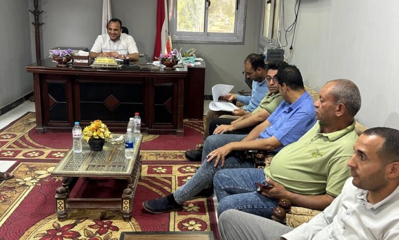 شريف السيد يعقد اجتماع مع جميع الجهات المعنيه لرصف طريق العواميه الكتكاته .