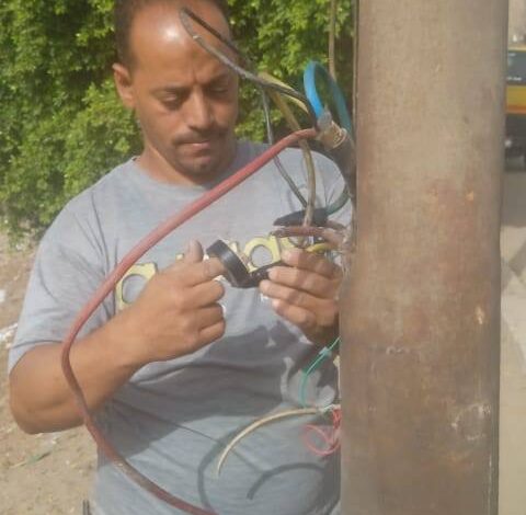 حملات إنارة مكثفة لتركيب لمبات وكشافات ليد وصيانة الاعمدة بشوارع وطرق وميادين أخميم